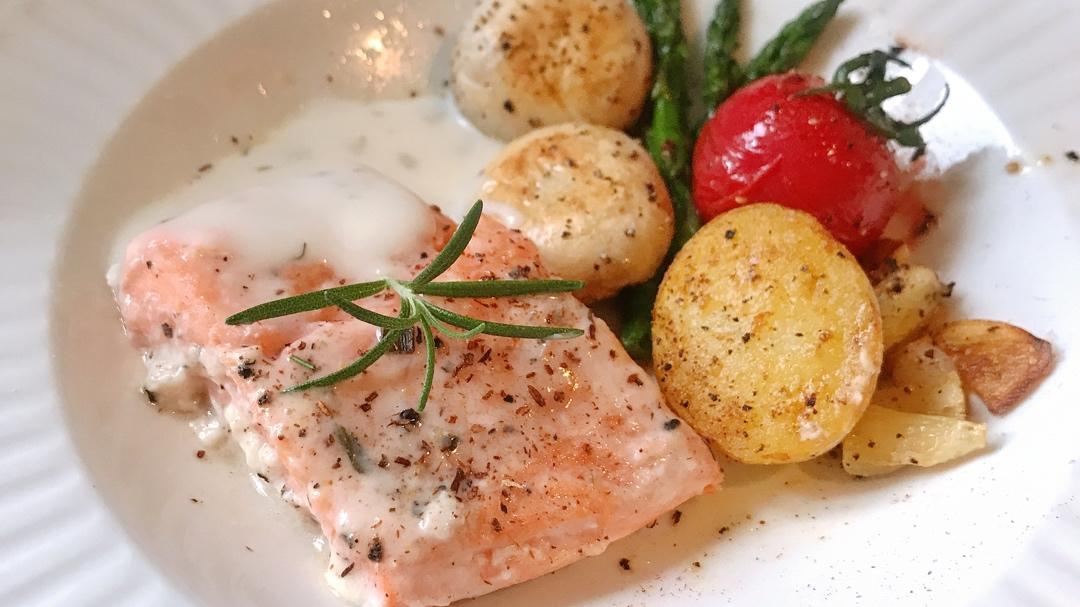 低温三文鱼佐秘制葱香汁