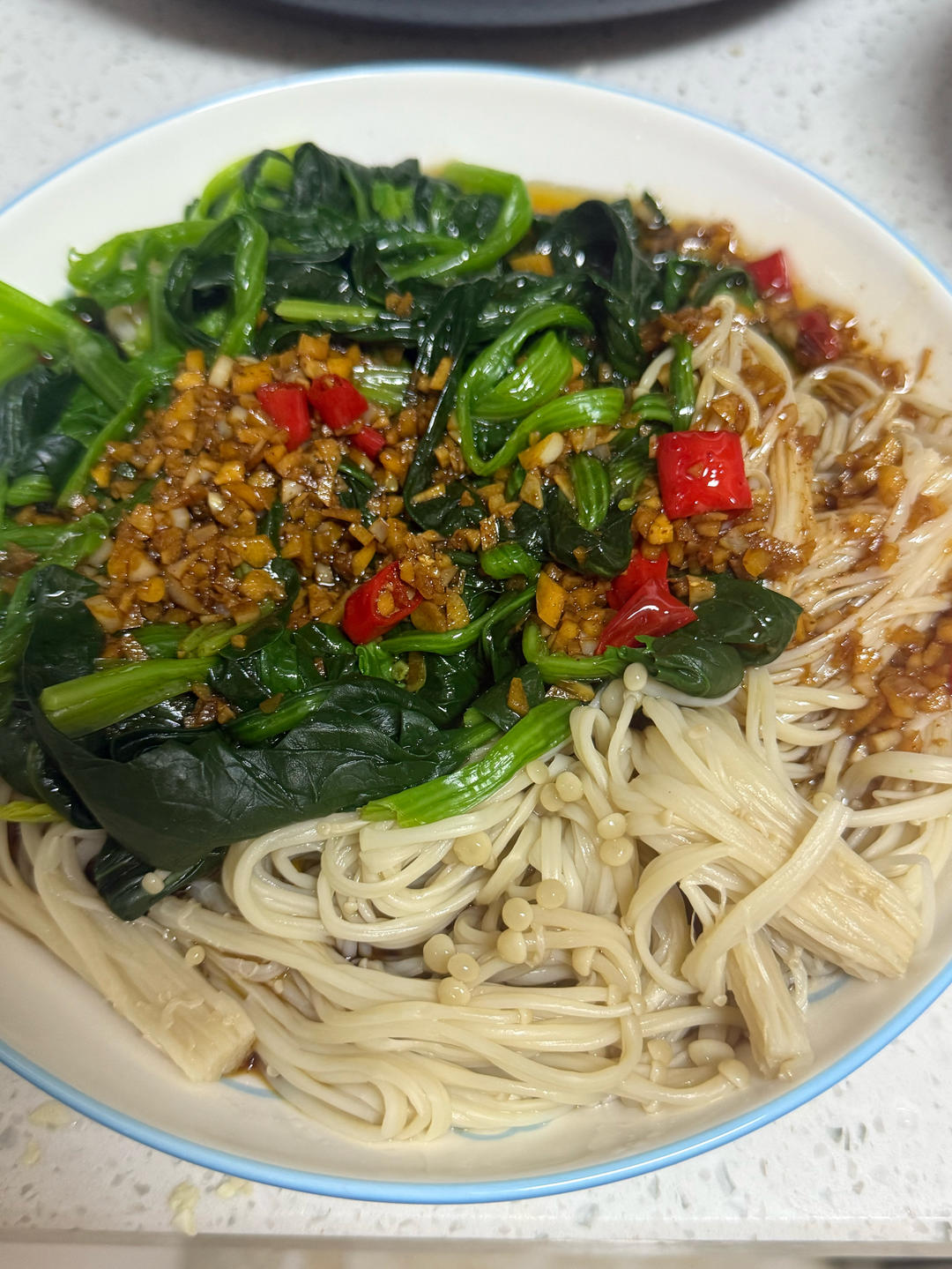 解馋减脂餐！酸辣开胃又下饭的菠菜拌金针菇