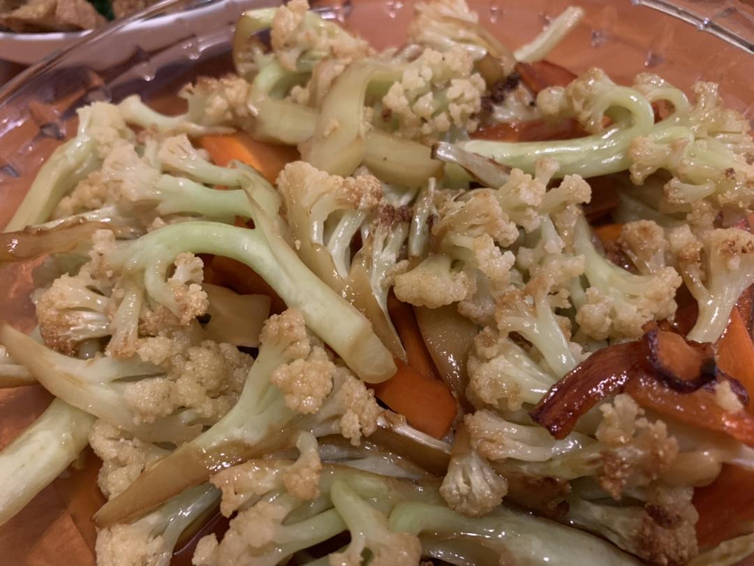 小红和小绿白（胡萝卜炒花菜）