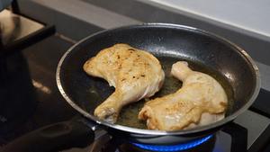 一只合格的烤鸡腿需要拥有完美的鸡皮的做法 步骤3