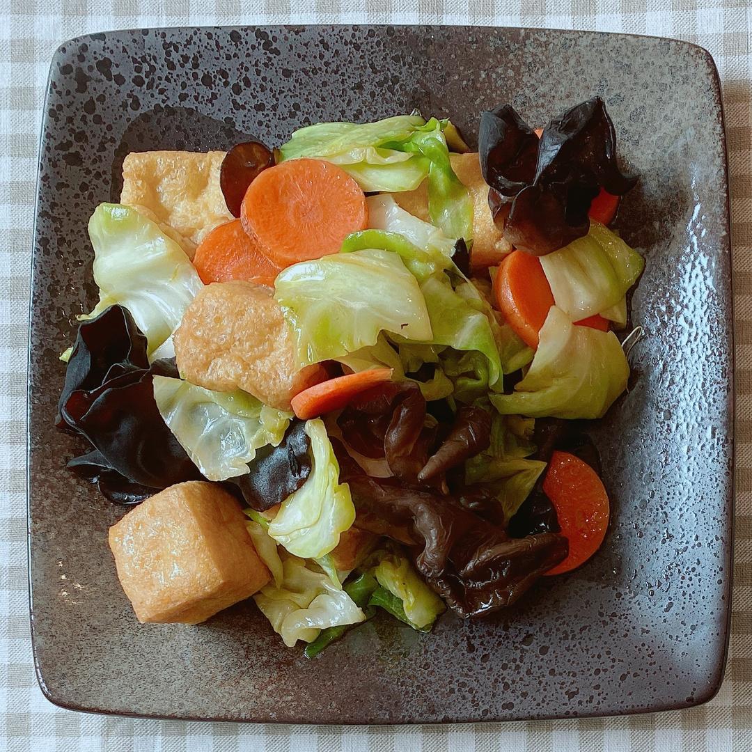 最爱的面浇头—素什锦 卷心菜胡萝卜黑木耳炒油豆腐的做法