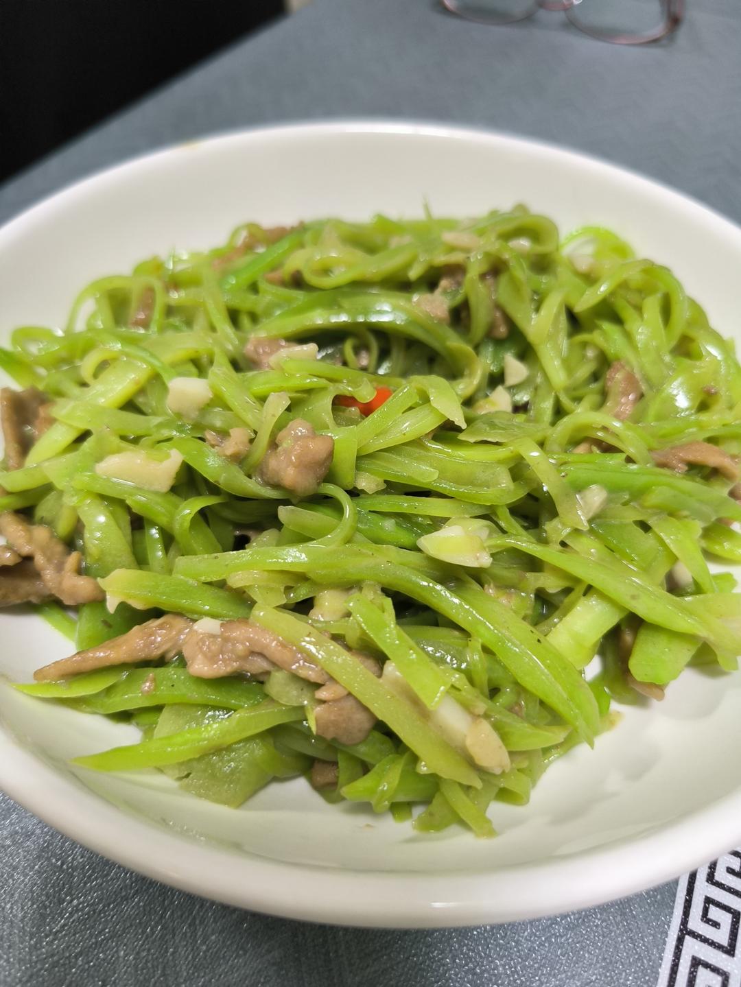 清爽解腻巨下饭的莴笋炒肉丝！
