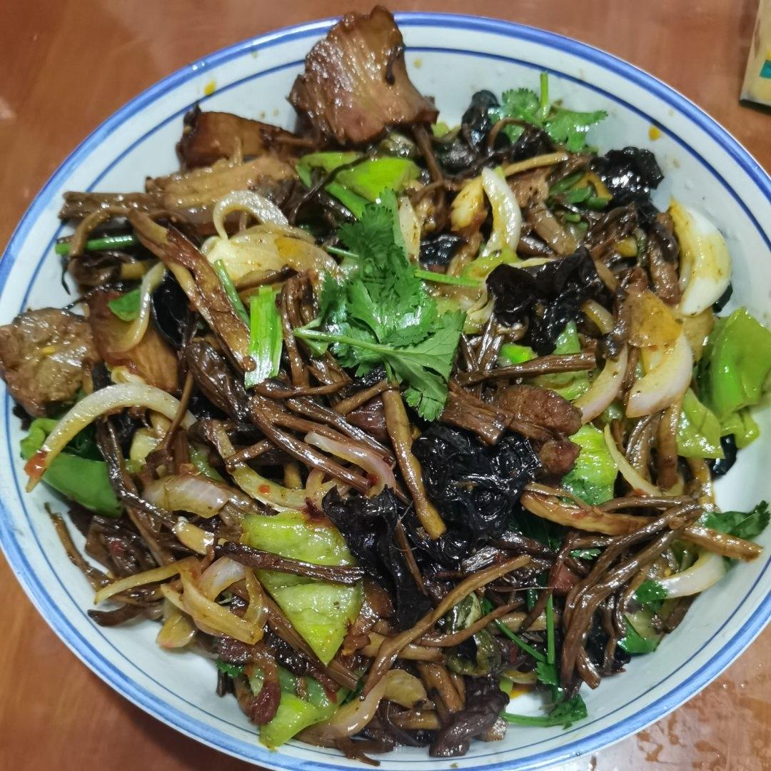 厨师长教你：“干锅茶树菇”的家常做法，鲜辣干香，爽脆下饭
