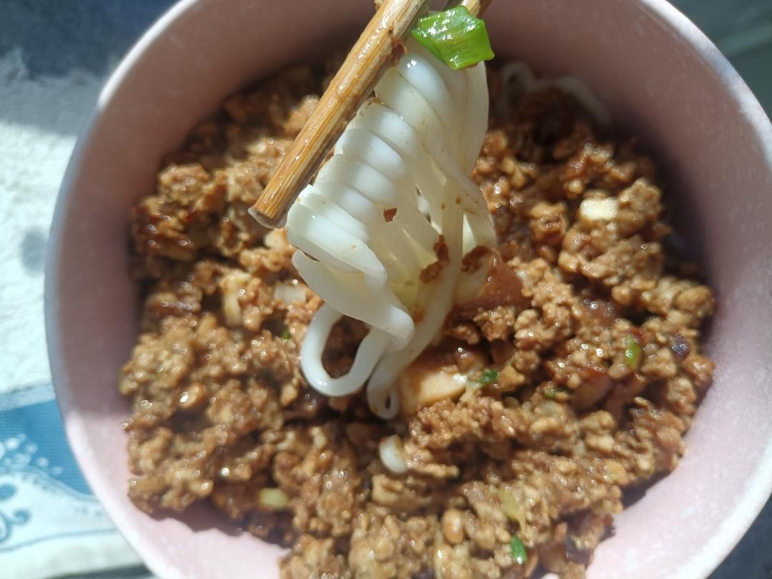 🍜香菇葱香肉酱面