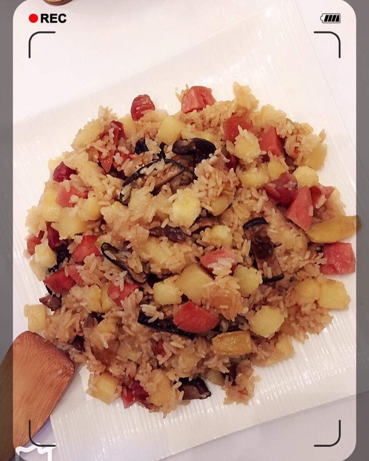 香菇腊肠土豆焖饭