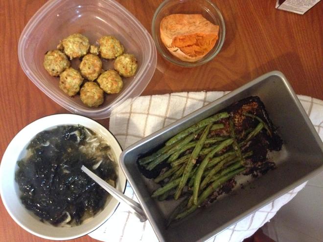 减脂午餐2：干煸豆角+肉丸+地瓜+紫菜虾皮汤的做法