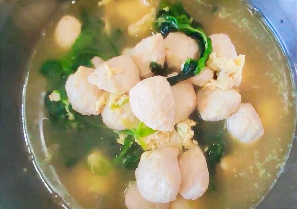 菠菜鸡肉丸汤