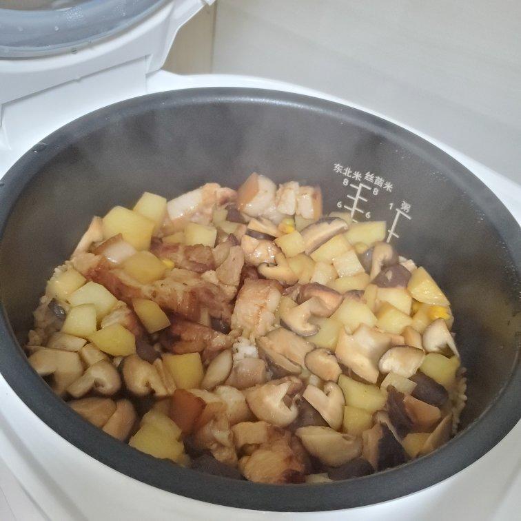 五花肉土豆焖饭￨爆好吃