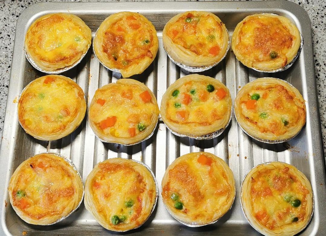 蛋挞 蛋挞披萨 水色28做的蛋挞披萨赞 蛋挞皮,火腿肠,杂菜(超市随处都