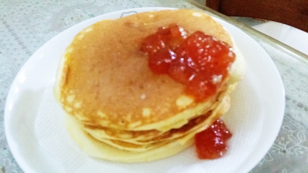 【酸奶松饼yogurt pancake】，搭上黑莓果酱和枫糖的美味。