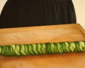 蓑衣黄瓜的切法 · 小视频 🥒的做法 步骤4