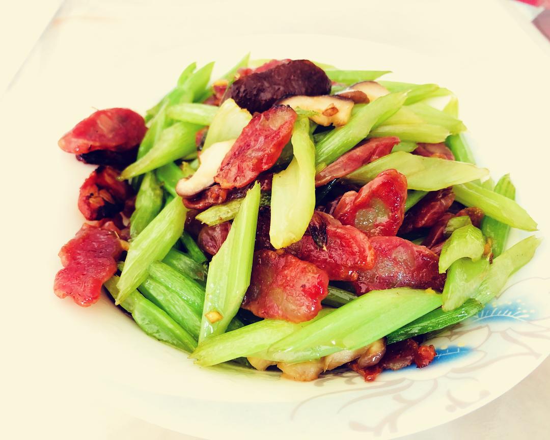 西芹香菇炒腊肠的做法