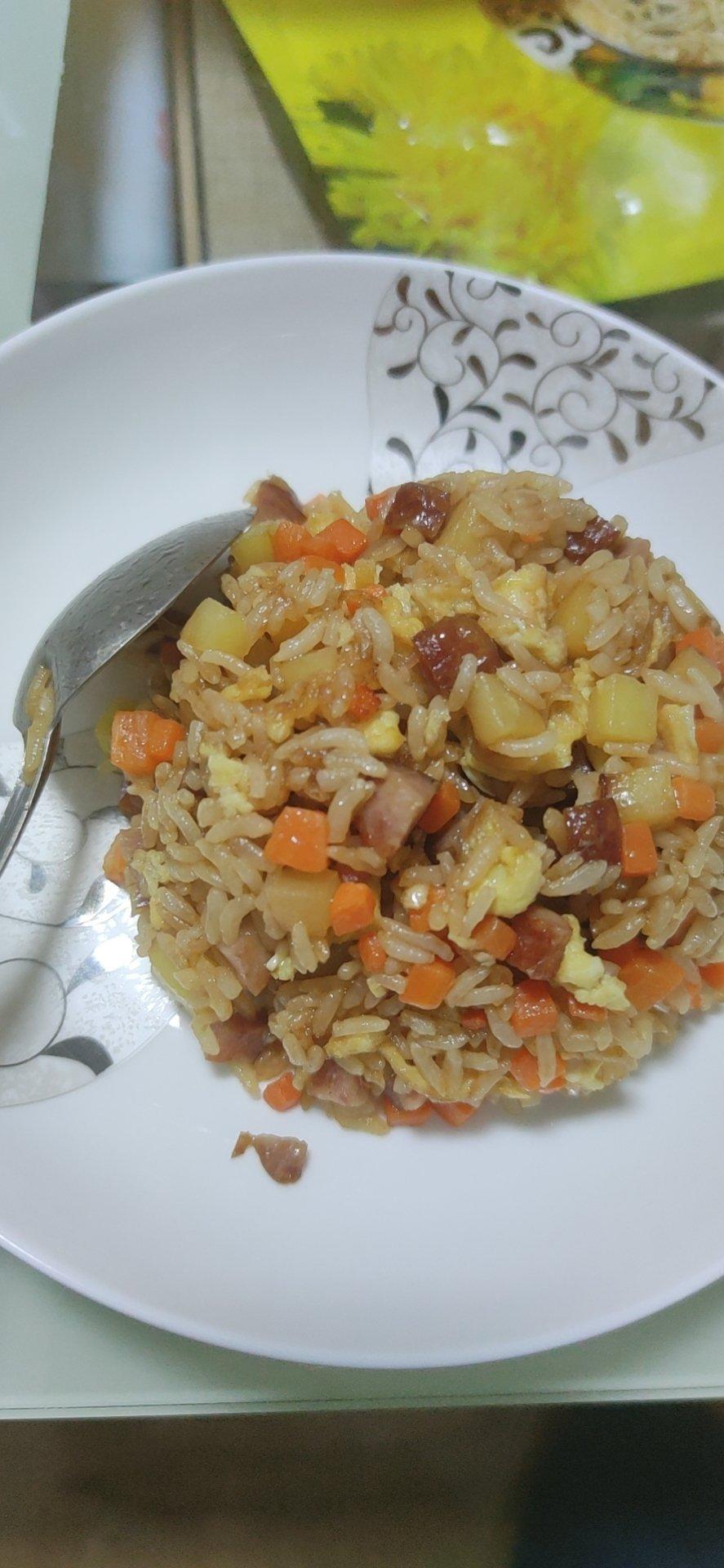 邻居抢着来我家吃土豆香肠炒饭，原来这么香！