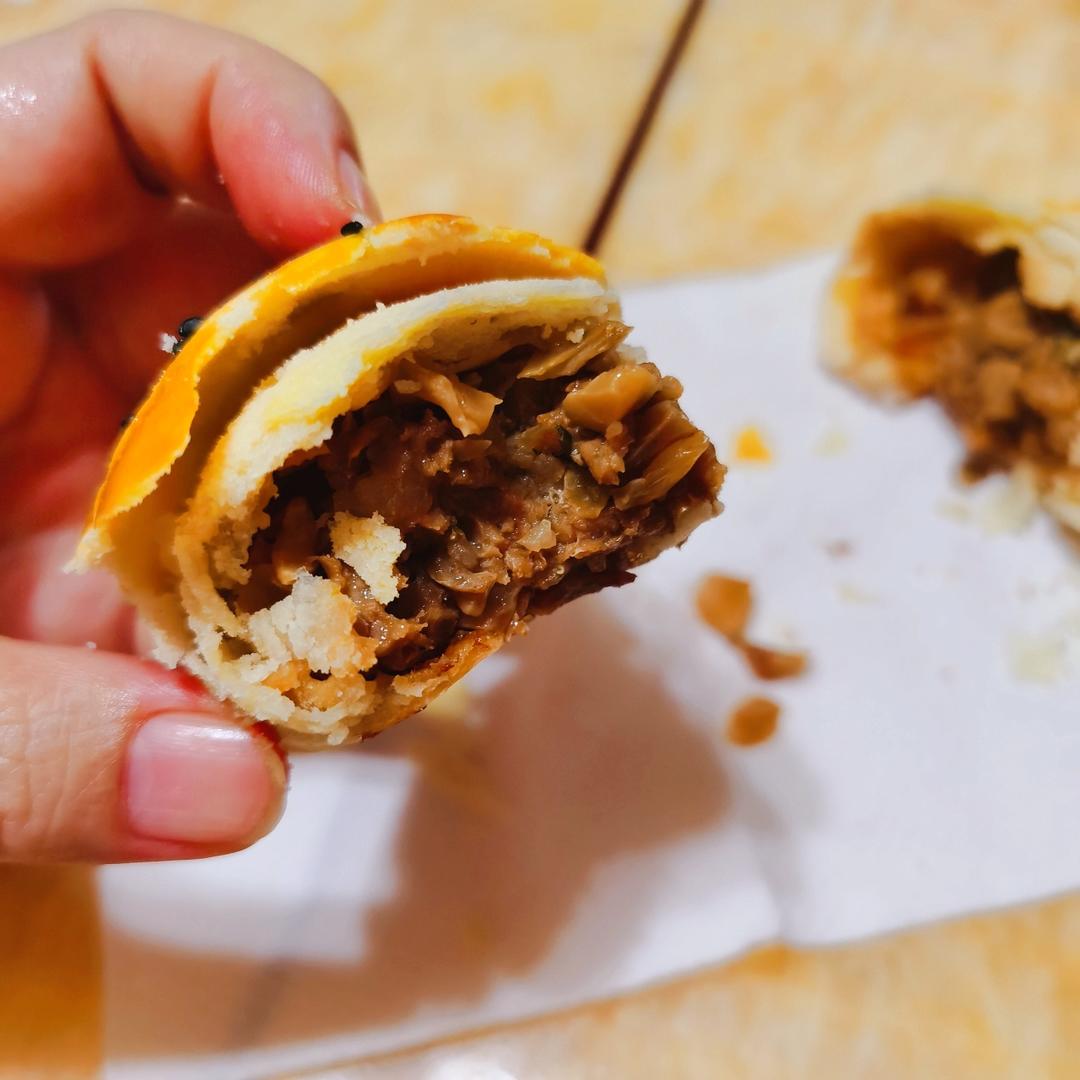 快到中秋了，最爱现烤现吃榨菜鲜肉月饼，酥皮又薄又脆、肉馅大，榨菜分明可见，好方子一起分享～