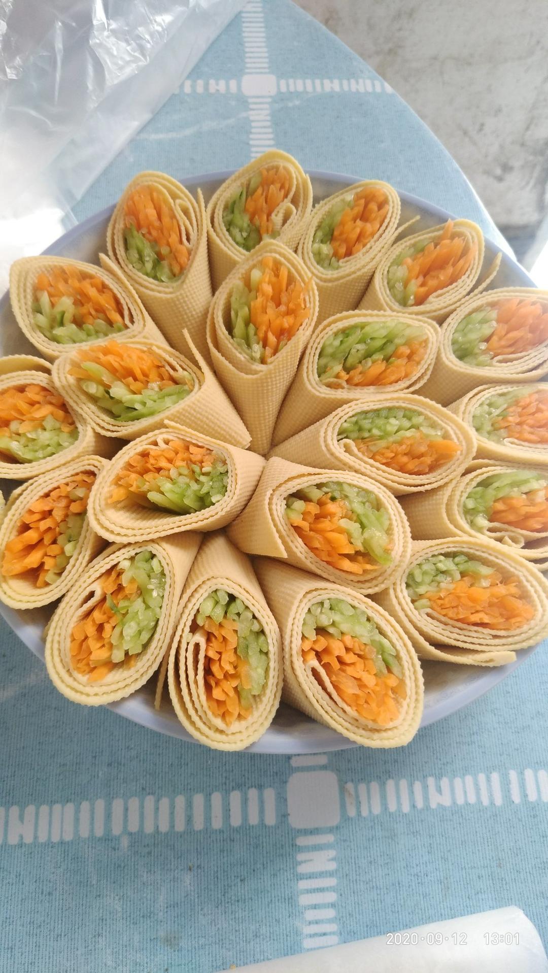 家有大和小做的千张蔬菜卷附甜面酱做法