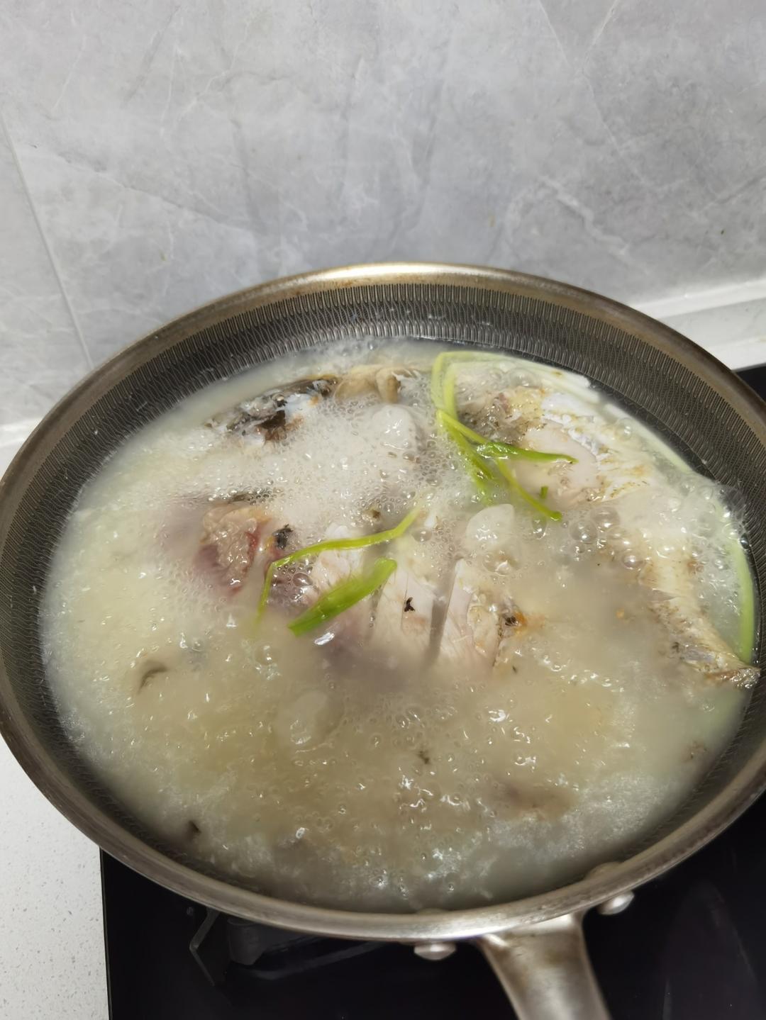 鲫鱼汤(鲫鱼豆腐汤)