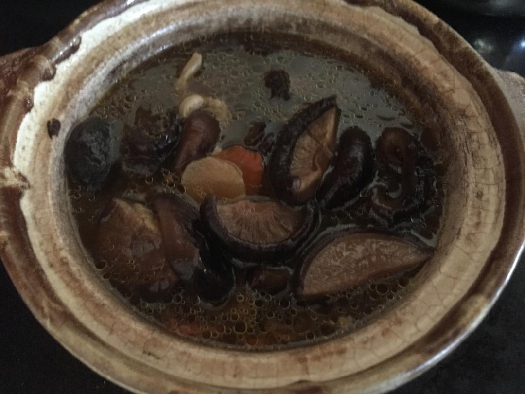 花胶海参花菇煲