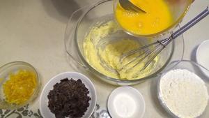 橙皮巧克力 咕咕霍夫磅蛋糕 Kouglof（视频菜谱）的做法 步骤3