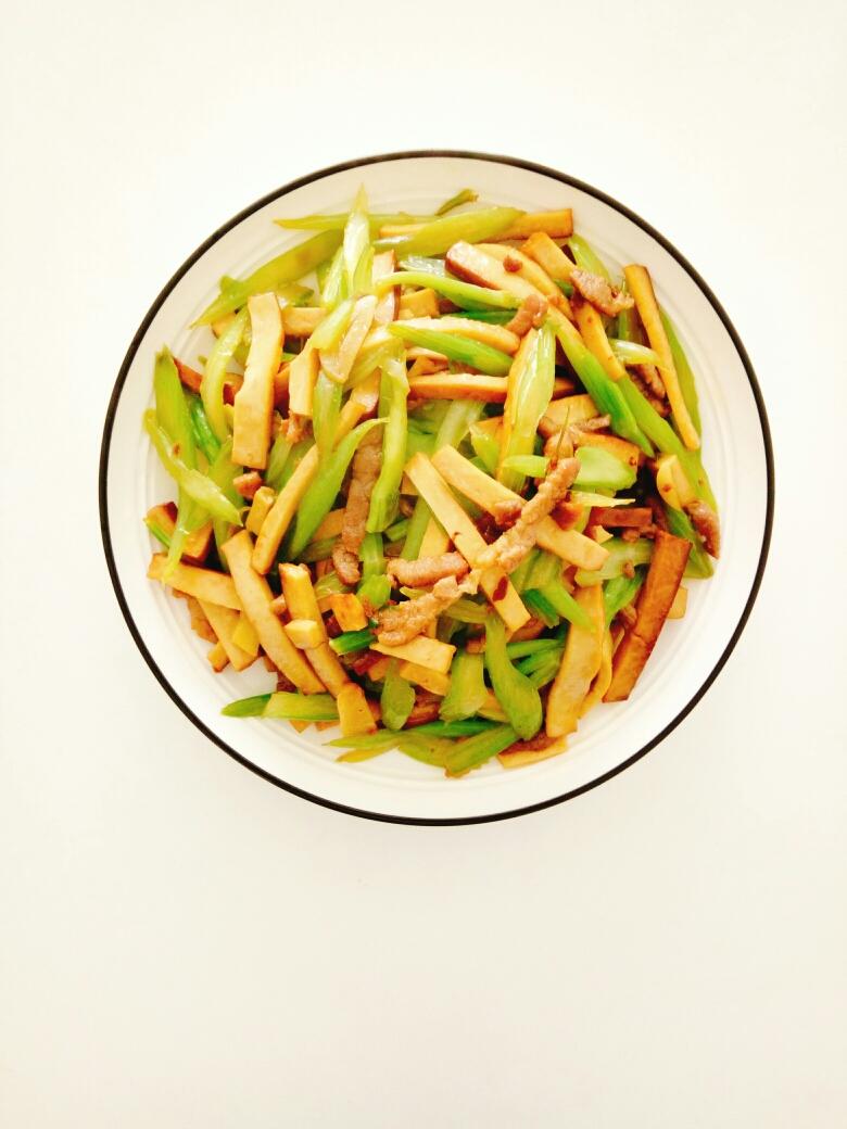 芹菜香干炒肉丝的做法