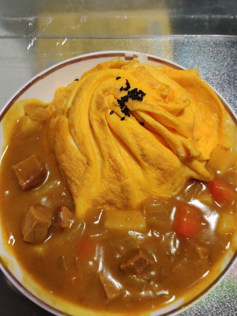 懒鱼兔做的咖王牛肉咖喱蛋包饭