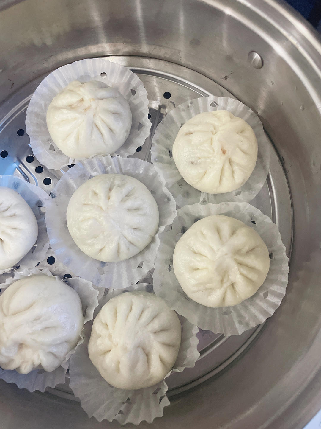 一口吃到很多肉的酱肉包