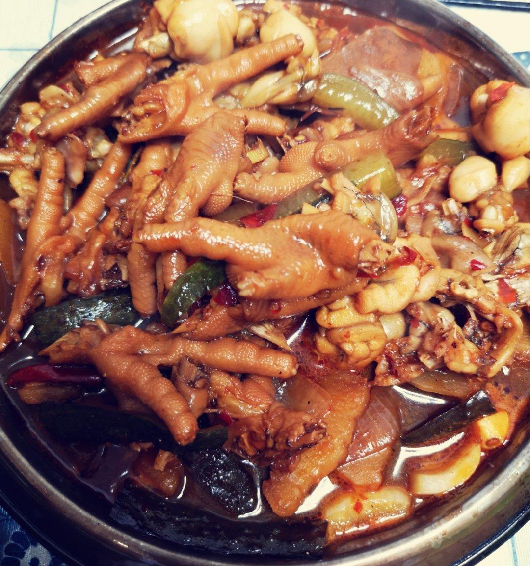 哦吼，软糯的鸡爪，鲜嫩的牛蛙，这锅鸡爪牛蛙煲真真可以吃得连汤汁都不剩！