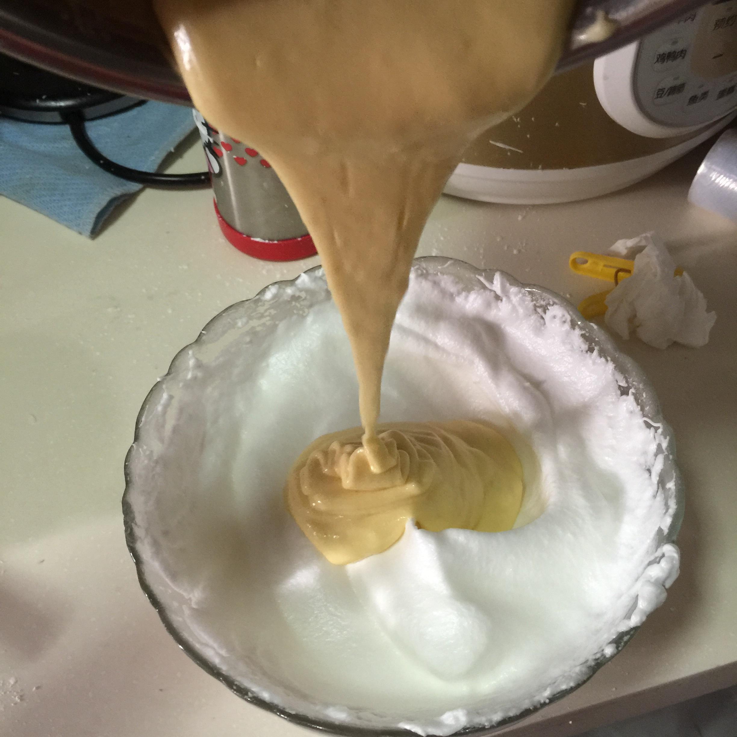 杏仁奶酪夹心杯子蛋糕（超详细步骤）的做法 步骤15