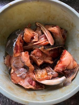好吃到没朋友的干锅焗鱼头的做法 步骤2