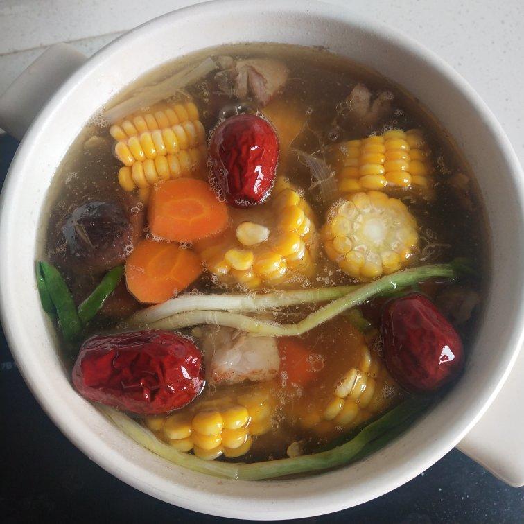 厨师长教你：“玉米排骨汤”的家常做法，营养又美味，先收藏了