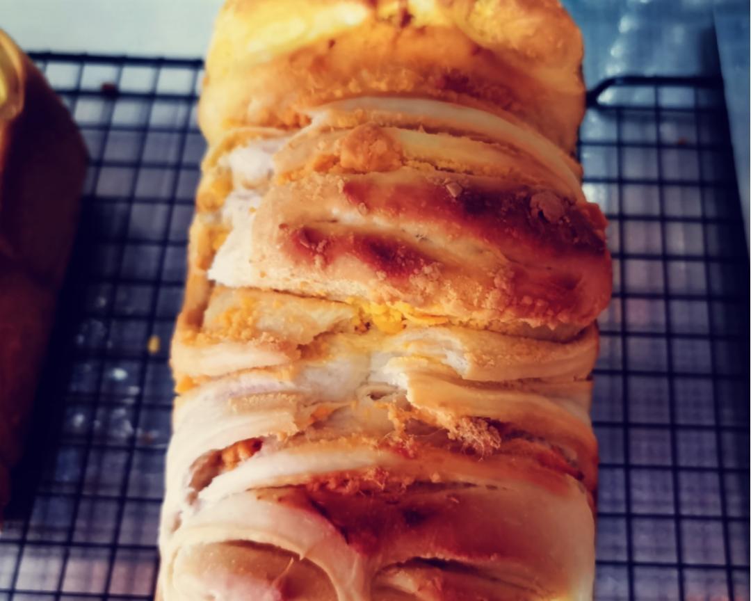 中种法咸蛋黄肉松吐司