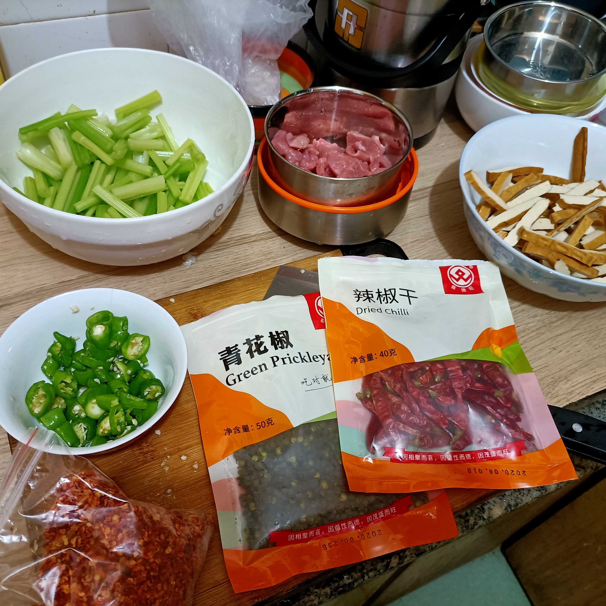 ❤️香辣芹菜干VS牛肉面❤️的做法 步骤1