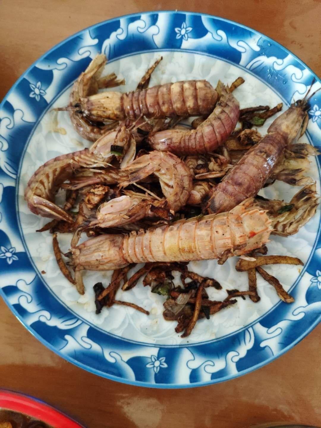 无油炸版的椒盐皮皮虾和巧拨虾壳的方法