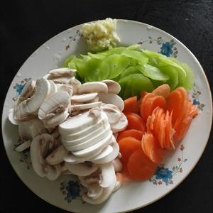 蒜香蘑菇莴笋胡萝卜片的做法 步骤1
