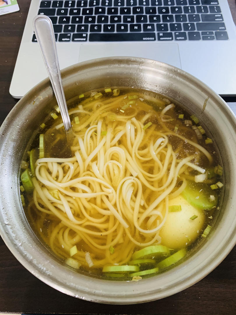 一碗清汤面 🍜 —— 秋日里的治愈系