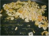 蒜香虾米萝卜干煲的做法 步骤5