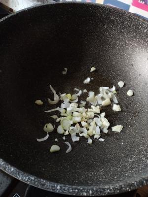 〈蘑菇炒小白菜〉，鲜溜溜。欣小厨 😉的做法 步骤6
