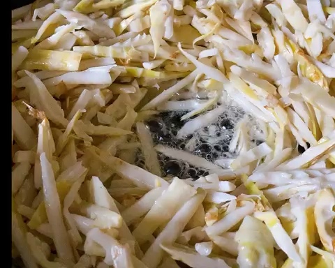 鲜笋的一种吃法与保存方法——笋丝雪菜与罐头的做法 步骤12