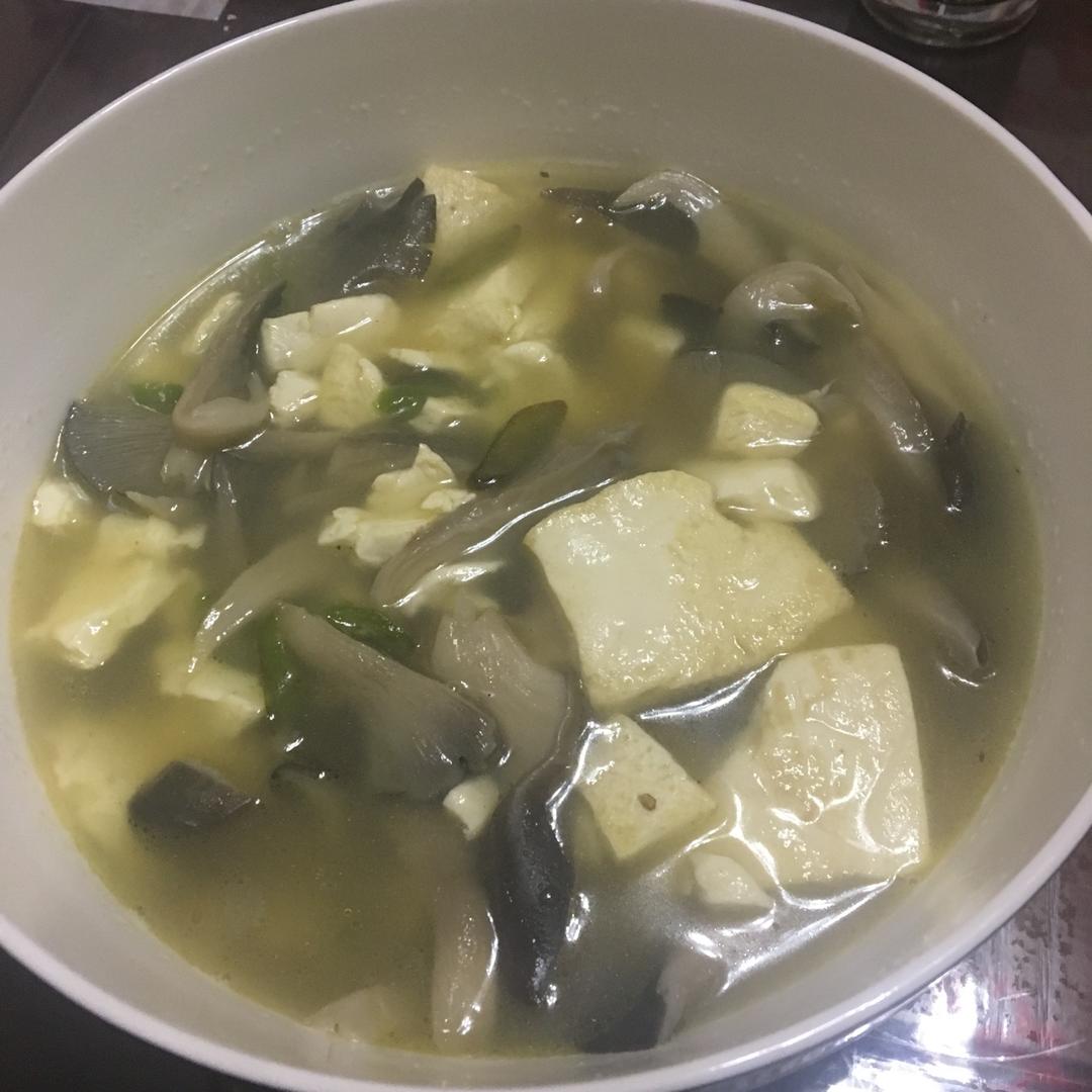 鲜到没朋友的蘑菇炖豆腐