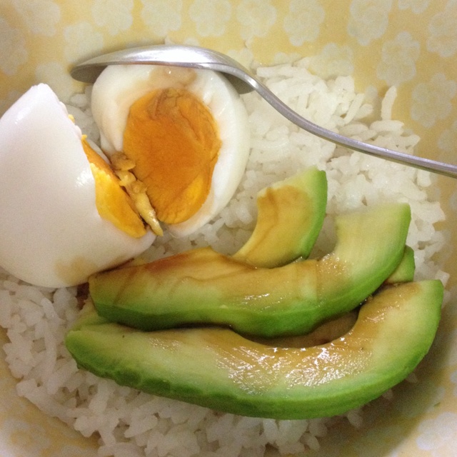 一人食牛油果溏心蛋拌饭