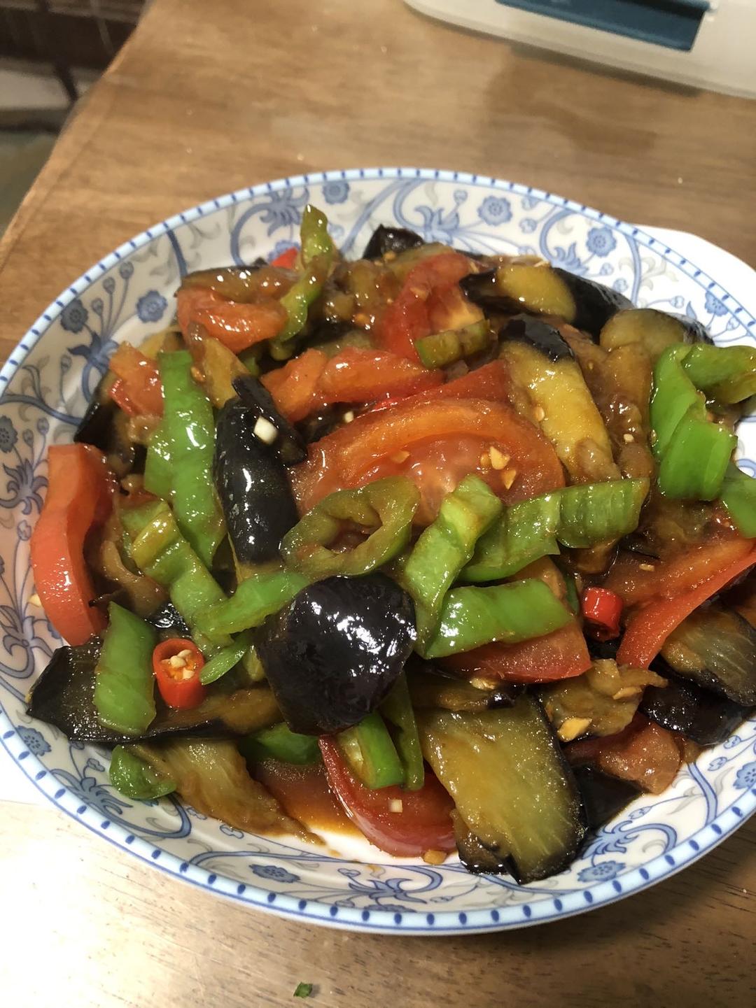 红烧茄子（佐西红柿尖椒）