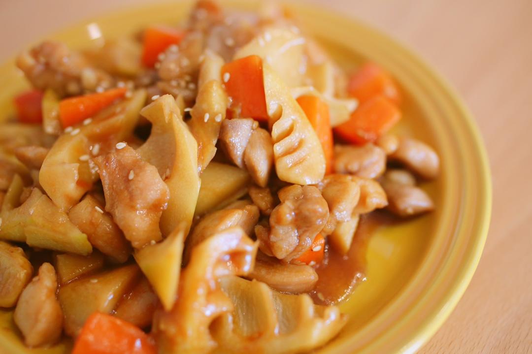 超快手春笋炒鸡丁的做法