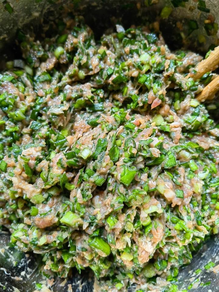 韭菜猪肉饺子(附擀皮和最简单的饺子包法)