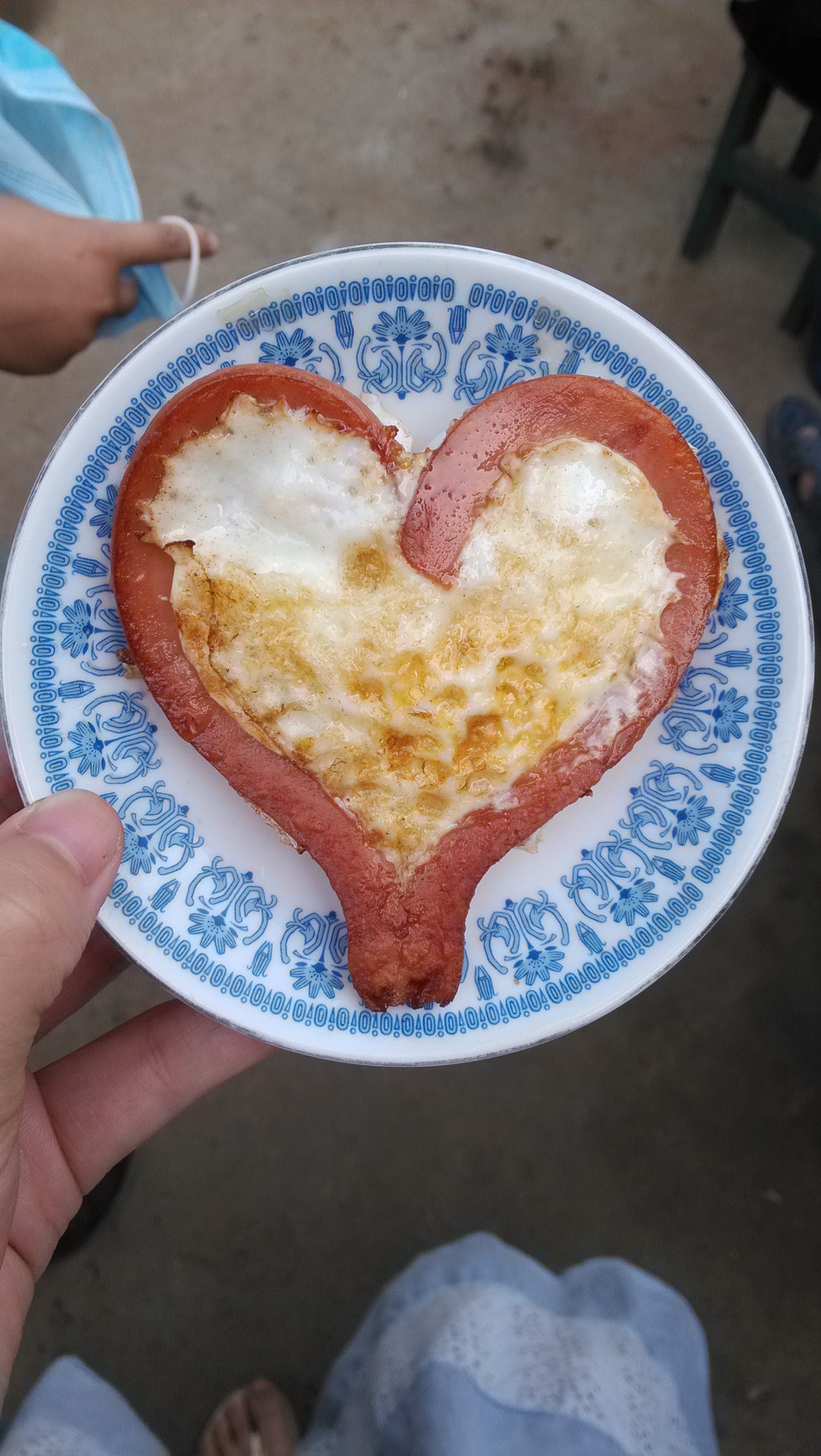 宇宙无敌美少女蕾蕾做的火腿肠心形煎蛋