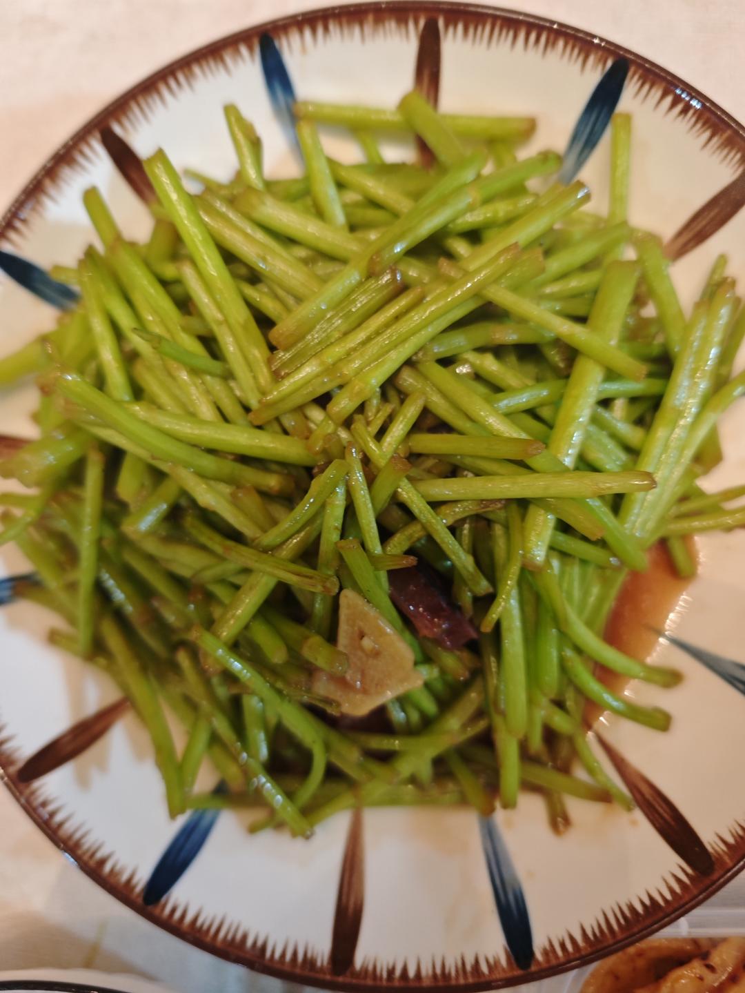 泥蒿炒腊肠