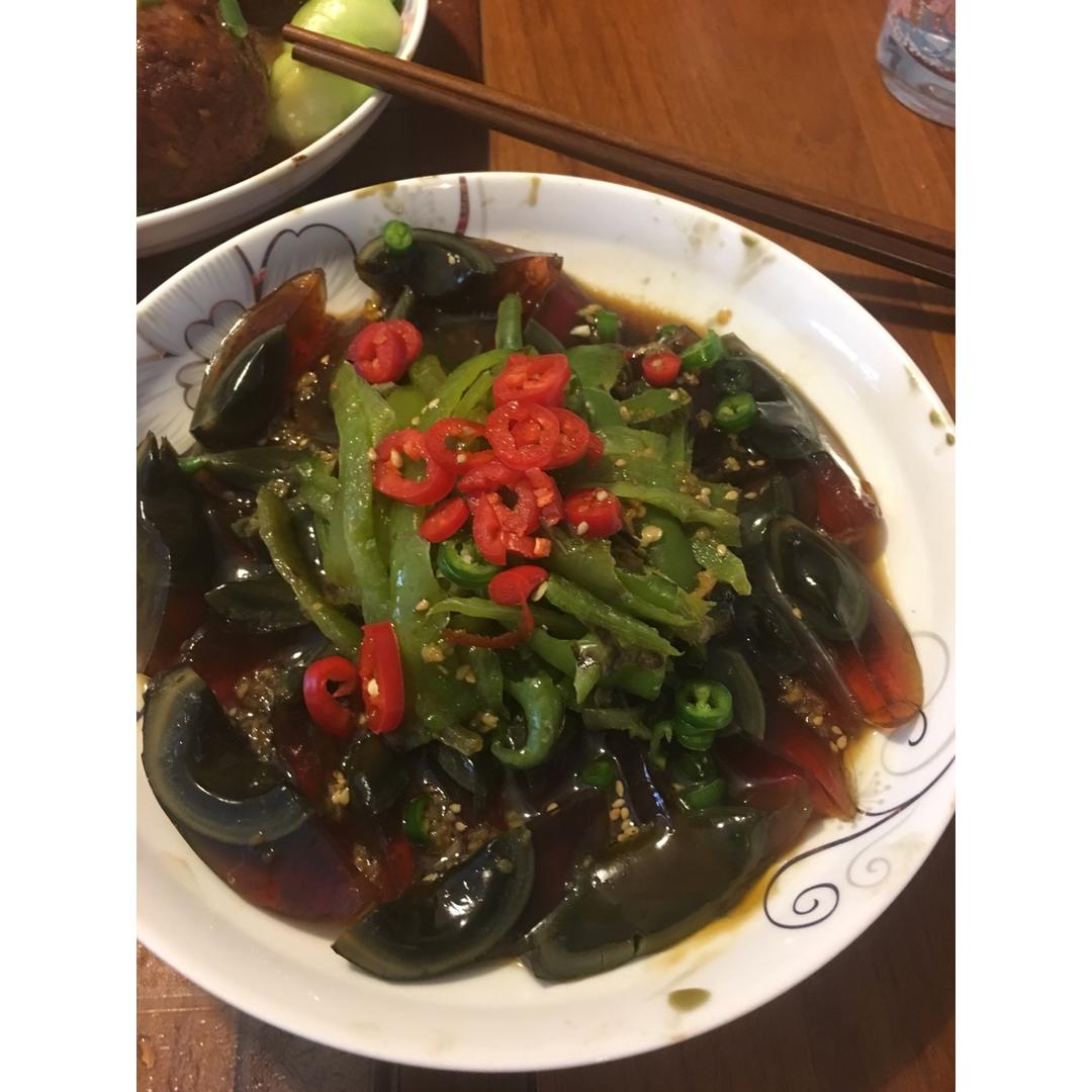 手撕青椒拌皮蛋