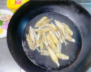 海陆双鲜竹蛏焖鸡煲的做法 步骤2