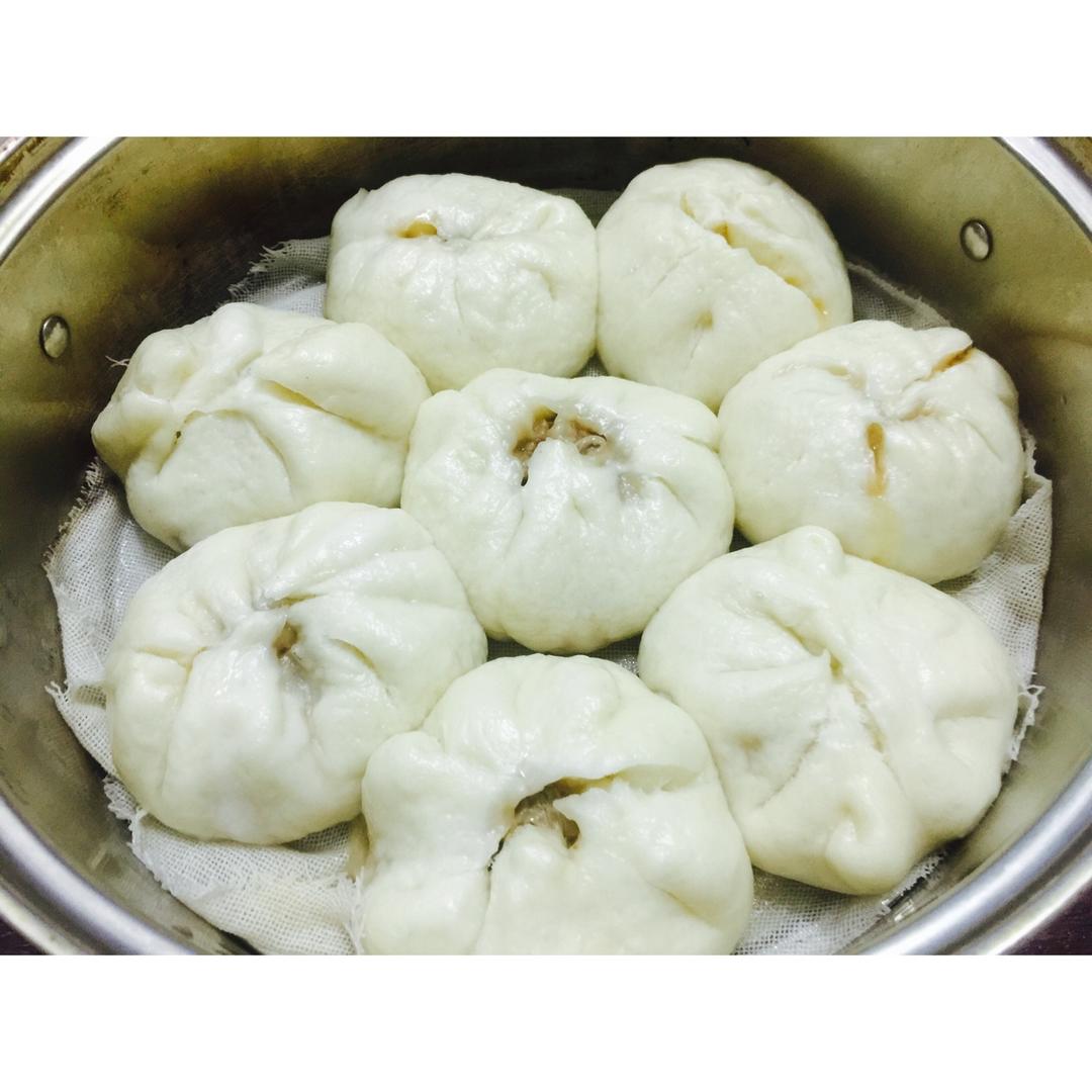 松软多汁的肉包子
