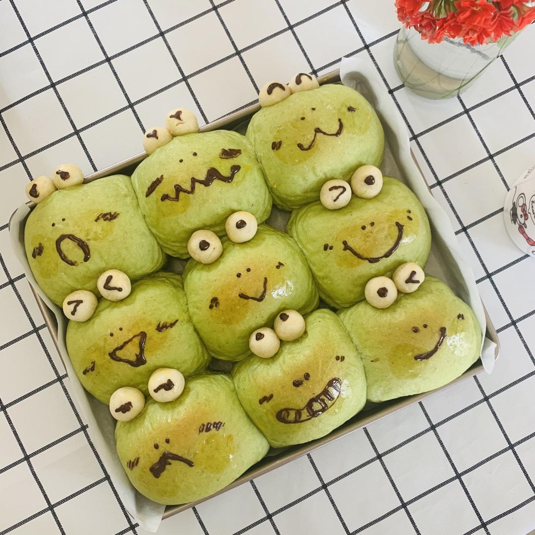 一次发酵——翠绿菠菜汁小青蛙挤挤小面包
