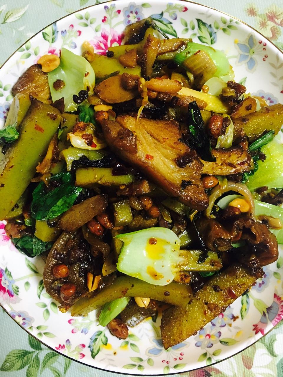 韭菜花炒碱水粑