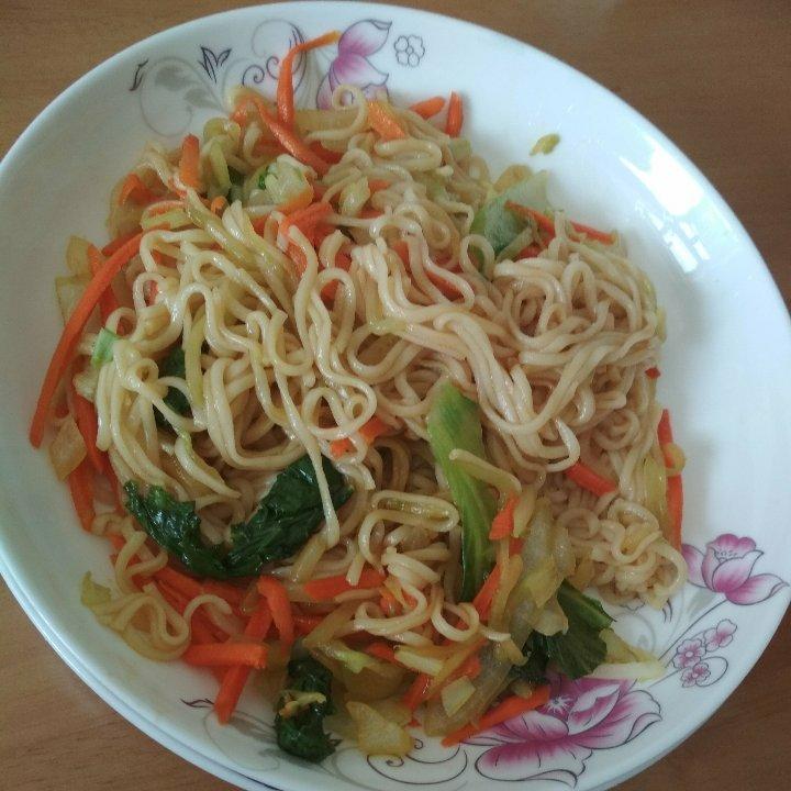 路边摊风味炒方便面